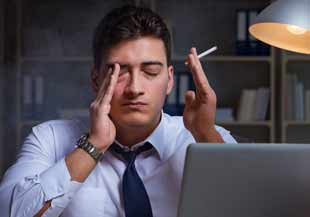 homme fumeur stressé