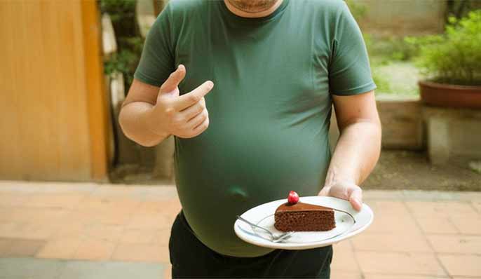 homme avec gras sur le ventre et part de gateau